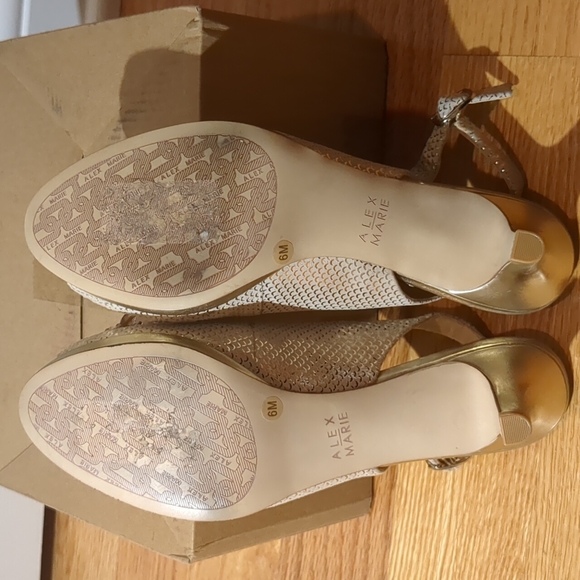 Alex Marie Gold Beaded Woman's Kitten Heels Prom Shoes Size 6M - Picture 8 of 8